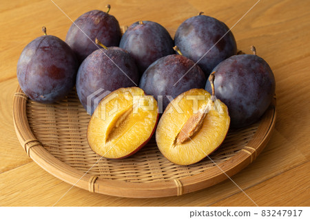 新鮮水果西梅橫截面和組裝（十月） 83247917