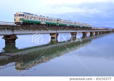 男鹿線：清晨穿越船越水道的定期列車（Kiha 40 series 4 train） 83250377