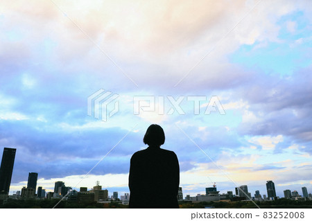 一個女人看著夕陽 一個女人看著夕陽 83252008