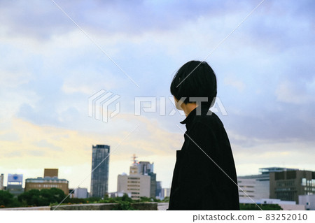 望著城市的短髮女人 望著城市的短髮女人 83252010