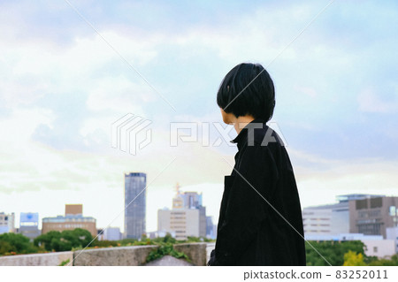 看天空的短髮女人 83252011