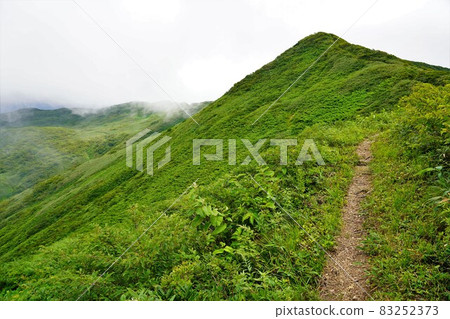 通往神室山頂的全景路線山脊上的山路 83252373