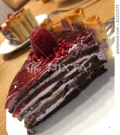 覆盆子巧克力千層蛋糕 83252575