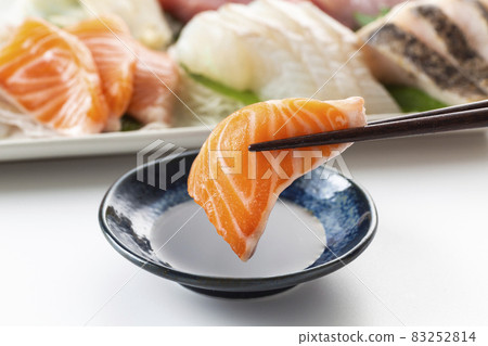 Salmon sashimi 83252814