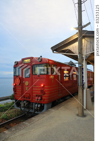 在下灘站停靠的伊與灘物語 在下灘站停靠的伊與灘物語 83253125