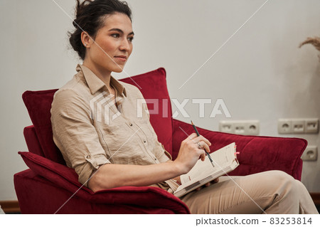 Psychologist helping to couple with relationship difficulties in office Psychologist helping to couple with relationship difficulties in office 83253814