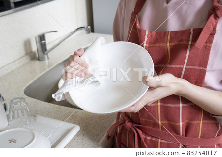 一位女管家在廚房擦盤子的手 一位女管家在廚房擦盤子的手 83254017