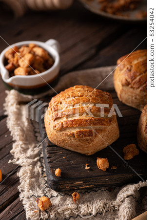 Pork greaves bun 83254042