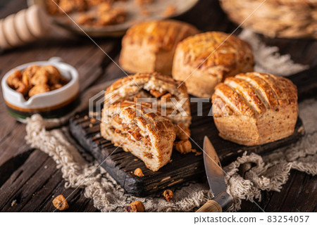 Pork greaves bun 83254057