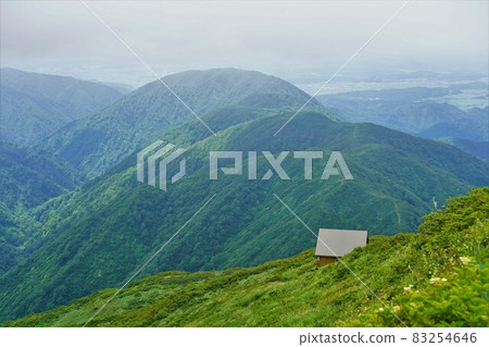 神室山頂的避難小屋和山脊線 神室山頂的避難小屋和山脊線 83254646