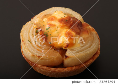 Oven-baked onions Oven-baked onions 83261294