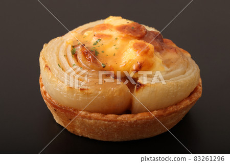 Oven-baked onions Oven-baked onions 83261296