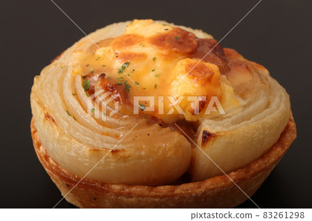 Oven-baked onions Oven-baked onions 83261298