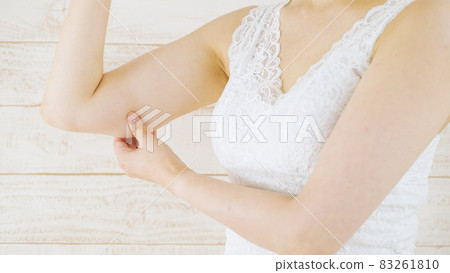 一個女人捏她肥胖的上臂（美容/飲食） 83261810