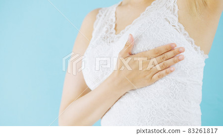女性揉乳房(美容、飲食、胸圍、乳腺癌自檢) 女性揉乳房(美容、飲食、胸圍、乳腺癌自檢) 83261817