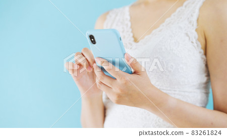 操作智能手機的女性（美容/減肥） 83261824