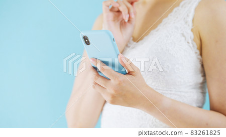 操作智能手機的女性(美容/減肥) 操作智能手機的女性(美容/減肥) 83261825