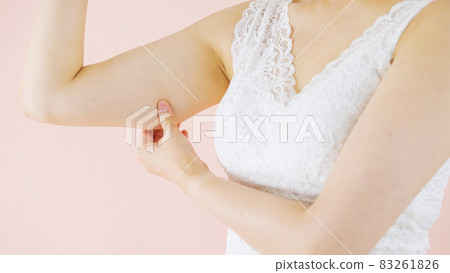 一個女人捏她肥胖的上臂(美容/飲食) 一個女人捏她肥胖的上臂(美容/飲食) 83261826