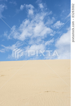 鳥取沙丘的跌宕起伏：清爽的秋空 83263082