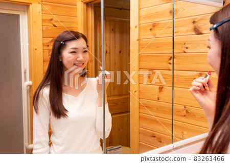 年輕的日本女人畫口紅 年輕的日本女人畫口紅 83263466