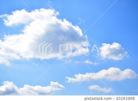 Dramatic swelling clouds, artistic squirting clouds, interestingly shaped squirting clouds 83263808