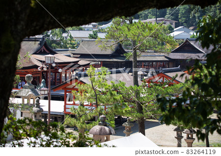 EOS5D. Hiroshima Miyajima, Itsukushima Shrine and obstacles. 83264119