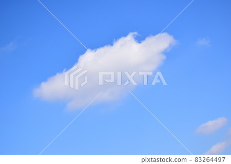 戲劇性的膨脹雲，藝術噴雲，有趣形狀的噴雲 83264497