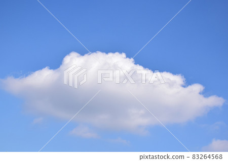 Dramatic swelling clouds, artistic squirting clouds, interestingly shaped squirting clouds 83264568