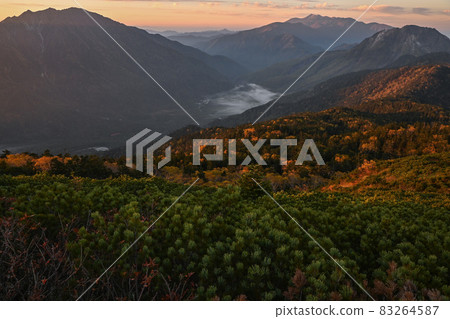 從穗高山脈看到日出時被染成紅色的山面 83264587