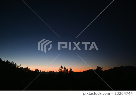 灼熱的太陽落在地平線和北阿爾卑斯山的群山上 83264744