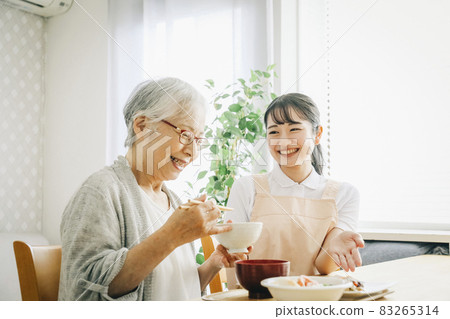 Female staff to assist with meals 83265314