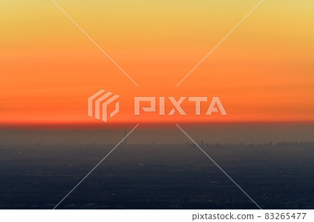 從上八州展望台的奧武藏山眺望日出時的東京遠景 從上八州展望台的奧武藏山眺望日出時的東京遠景 83265477