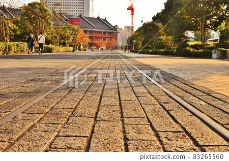 從 Akarenga 公園的橫濱港站看到的火車路和紅磚倉庫的夜景 從 Akarenga 公園的橫濱港站看到的火車路和紅磚倉庫的夜景 83265560