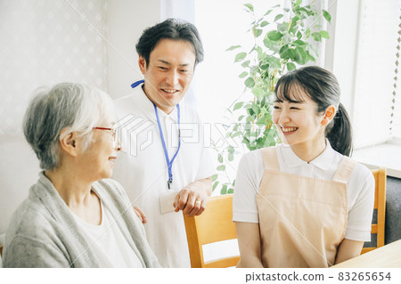 男女員工與老人交談 83265654