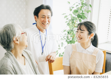 男女員工與老人交談 男女員工與老人交談 83265655