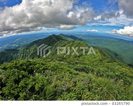 從太平山山頂往寶山方向的山脊和男鹿半島 83265790