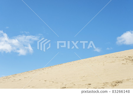 Ups and downs of Tottori Sand Dunes: A refreshing blue sky Ups and downs of Tottori Sand Dunes: A refreshing blue sky 83266148