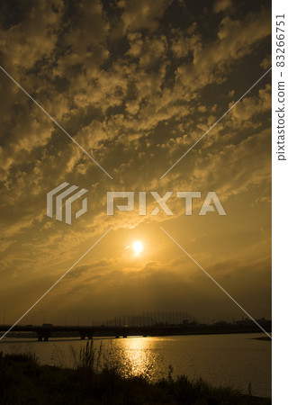 Kakogawa and the setting sun (Kakogawa City, Hyogo Prefecture) 83266751