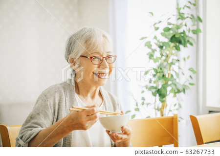 吃米飯的老婦人 吃米飯的老婦人 83267733