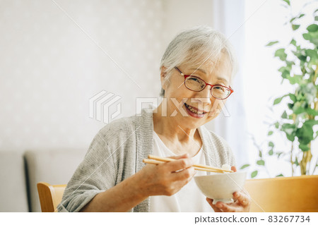 吃米飯的老婦人 83267734