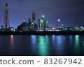 大海和工廠的夜景 83267942