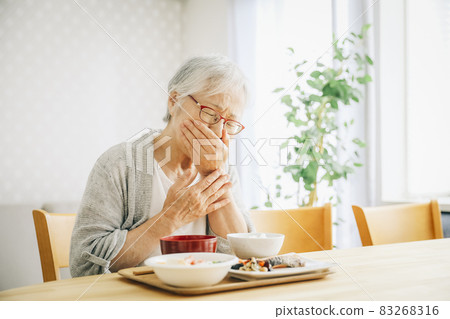 Elderly women eating (swallowing / aspiration) 83268316