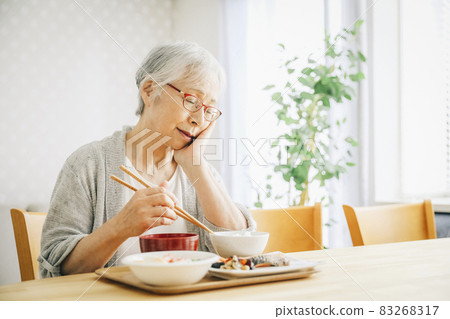 老婦人吃飯(痛) 老婦人吃飯(痛) 83268317
