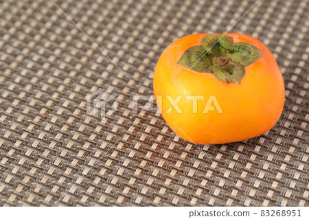 柿子放在餐墊上 83268951