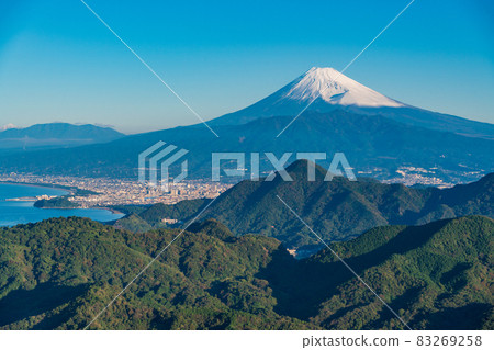 (靜岡縣)從伊豆之國葛城山遠眺白雪皚皚的富士山 (靜岡縣)從伊豆之國葛城山遠眺白雪皚皚的富士山 83269258