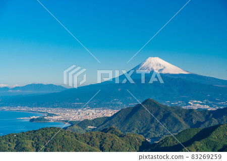 (Shizuoka Prefecture) Snow-covered Mt. Fuji seen from Mt. Katsuragi, Izunokuni (Shizuoka Prefecture) Snow-covered Mt. Fuji seen from Mt. Katsuragi, Izunokuni 83269259
