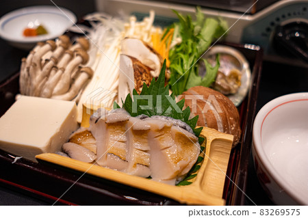Japanese food, hot pot, abalone and matsutake mushroom hot pot Japanese food, hot pot, abalone and matsutake mushroom hot pot 83269575