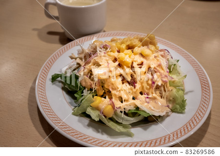 Western food lettuce and sea chicken salad Western food lettuce and sea chicken salad 83269586