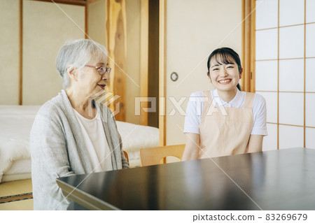 Female staff talking to elderly women Female staff talking to elderly women 83269679