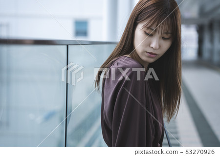 婦女在商業區 83270926